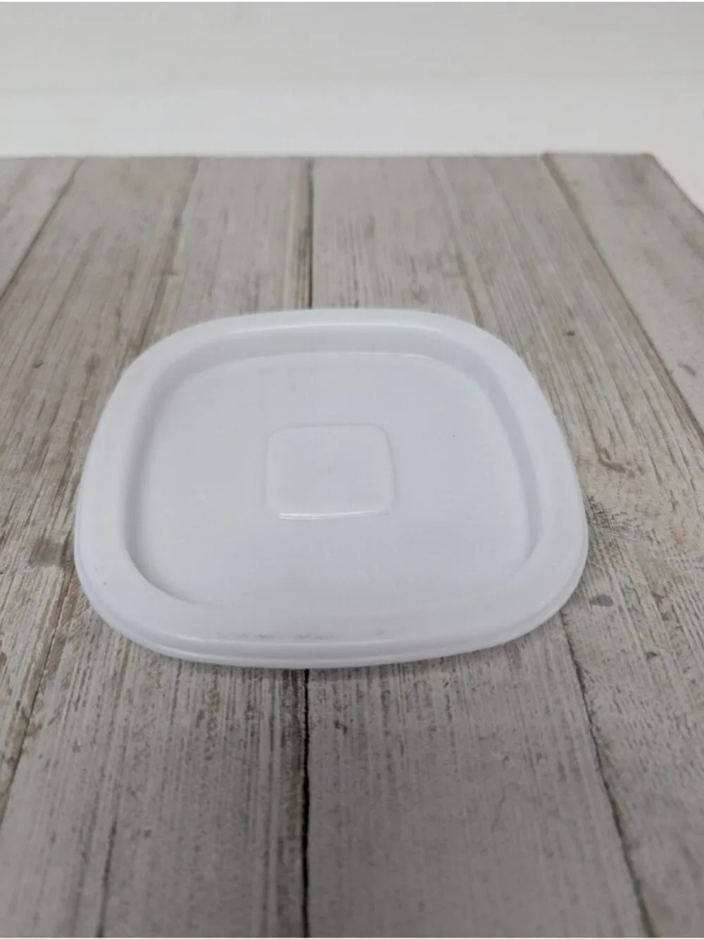 Rubbermaid 1.8 pt Servin Saver #8 Sheer Square Canister Storage White Lid - B